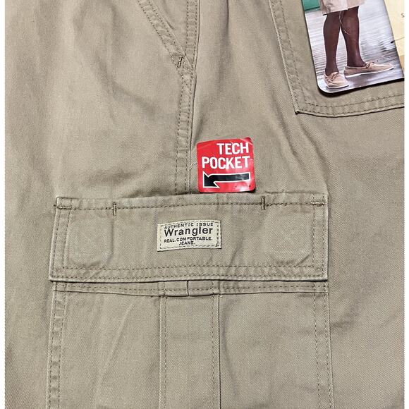 Mens Wrangler Cargo Shorts Relaxed Fit Knee Length Khaki Size 32 Reg 9.5 Inseam - Picture 4 of 11